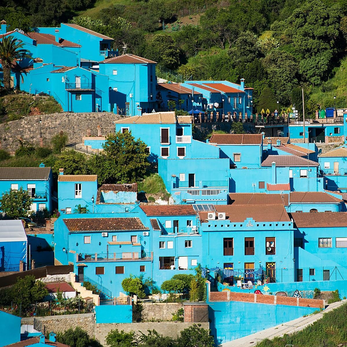 Ni la India ni Marruecos: este pueblo azul está en la Serranía de Ronda y tiene una rocambolesca historia relacionada con los Pitufos