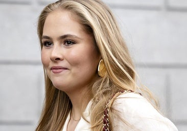 Amalia de Holanda luce su look de trabajo más adulto hasta la fecha: blusa con lazada y bolso de Chanel