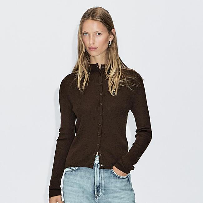 Cárdigan marrón chocolate de Massimo Dutti, 49,95 euros.