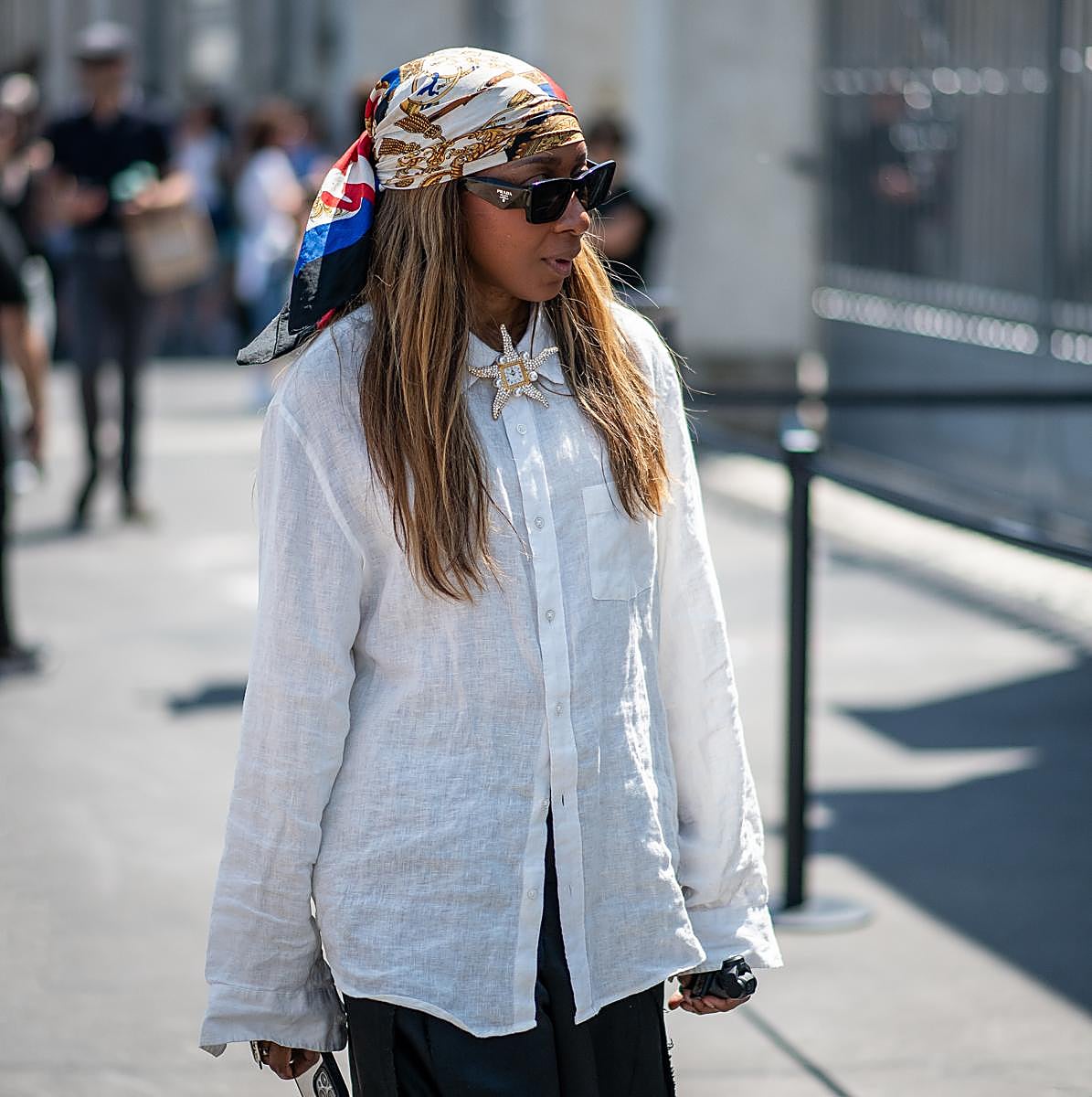 Un look con broche en el cuello.