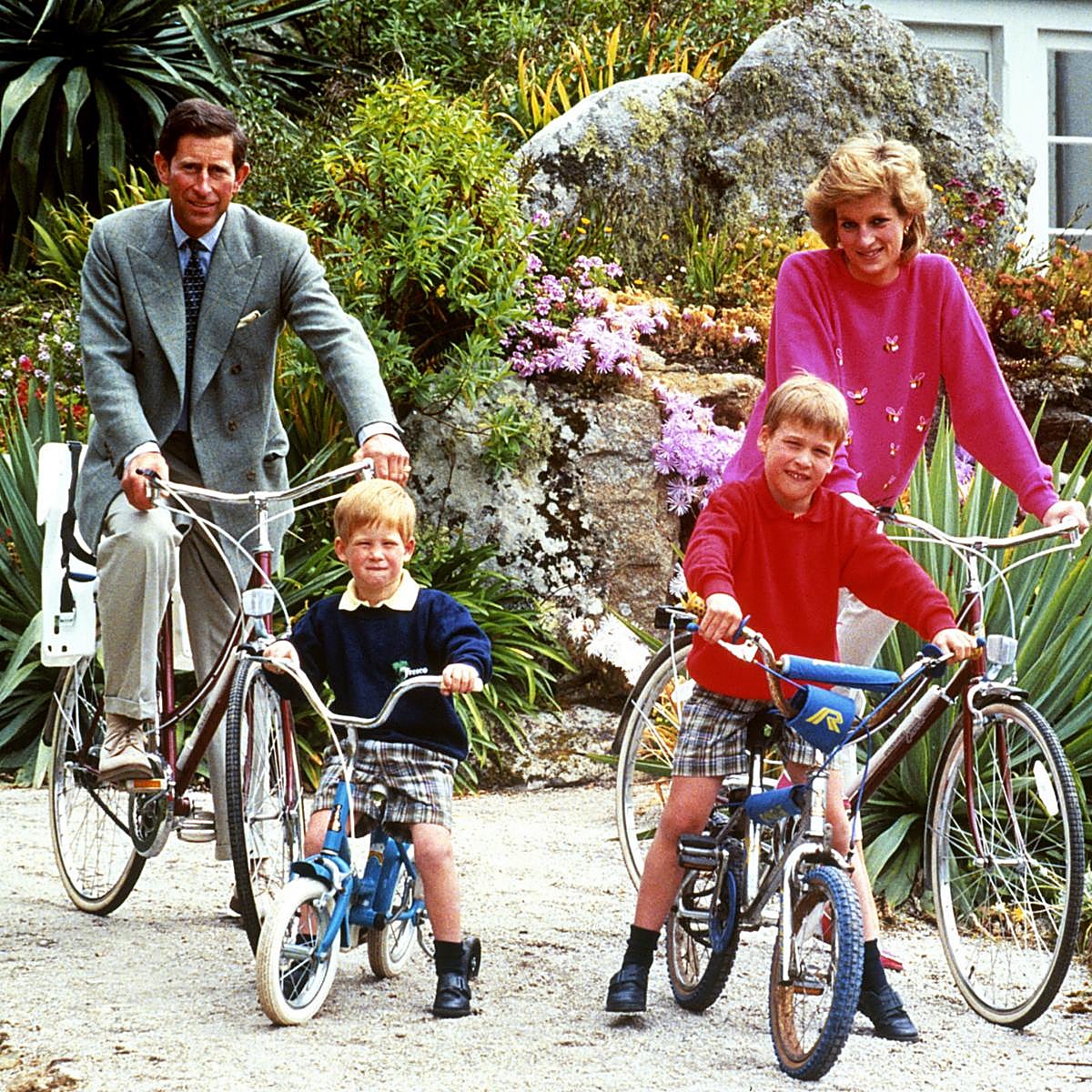 Diana de Gales junto al príncipe Carlos y sus hijos, Guillermo y Harry.