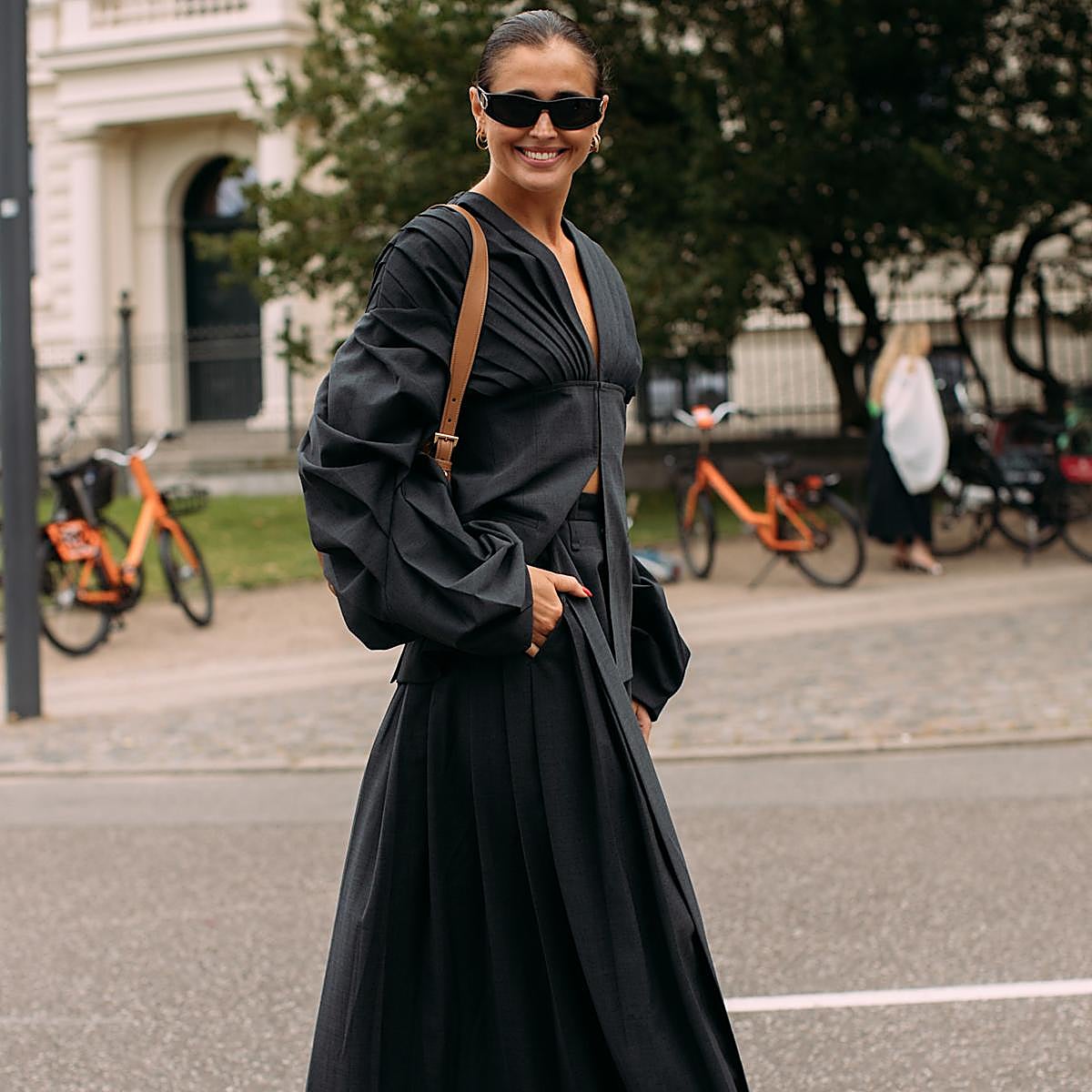 Mujer con falda de vuelo