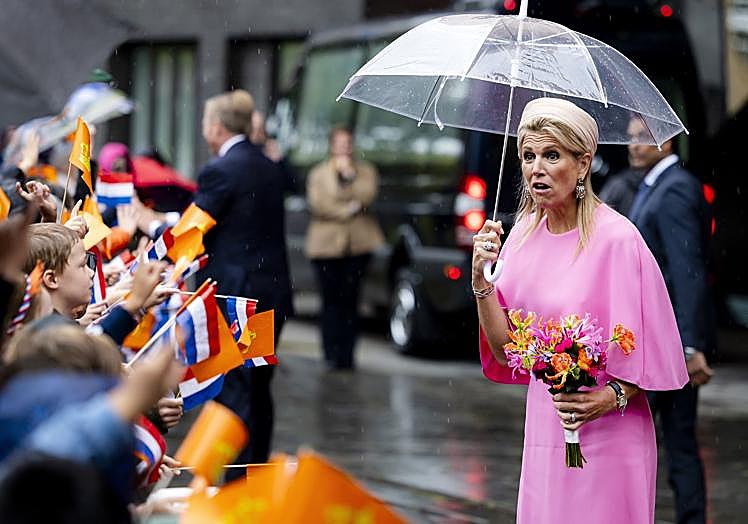 La reina Máxima recibió ramos de flores de los niños que acudieron a verla.