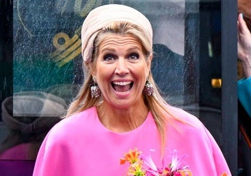 Por qué se ha disfrazado Máxima de Holanda de Una Rubia muy legal: polémica por su look más excesivo