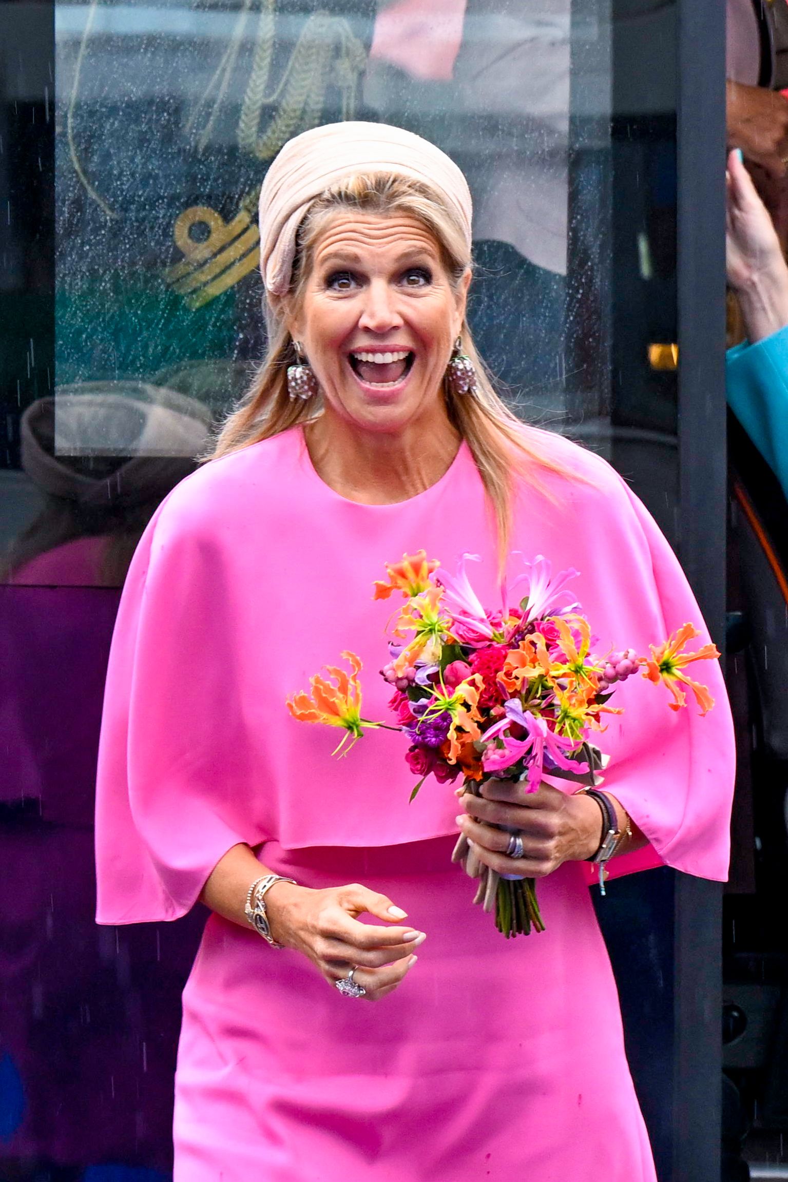 La reina Máxima, con el polémico look rosa chicle de Natan Couture.