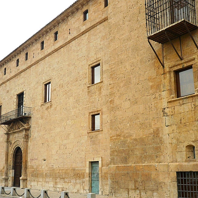Una parte del inmenso Palacio Ducal de Pastrana con el balcón enrejado de la princesa de Éboli asomando.