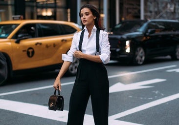 Mujer con camisa blanca