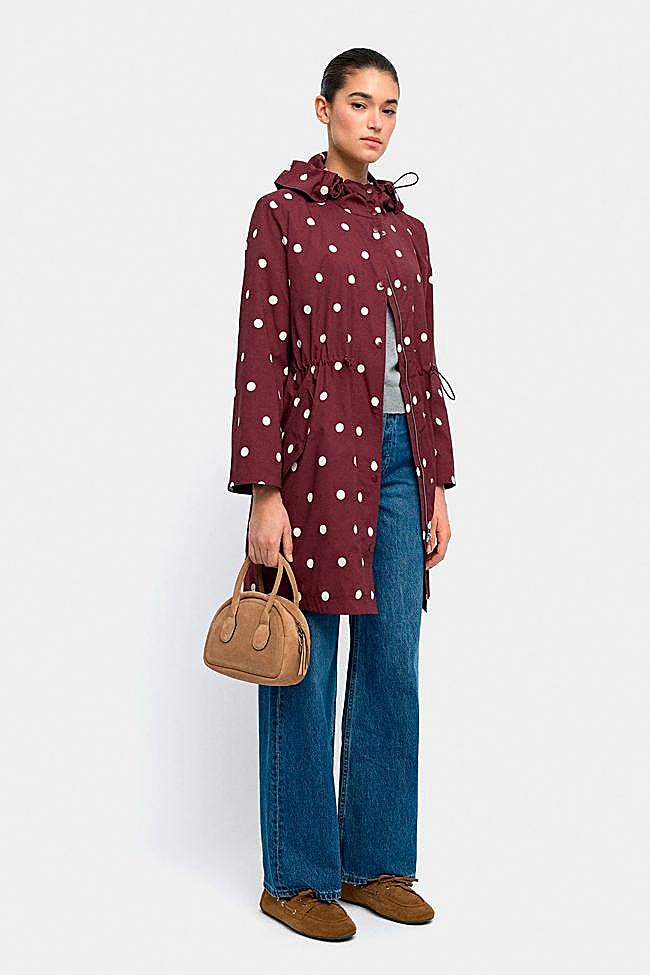 Chubasquero de lunares en burdeos de Parfois.