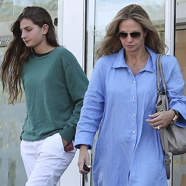 Amina Martínez de Irujo, con su madre, Genoveva Casanova.