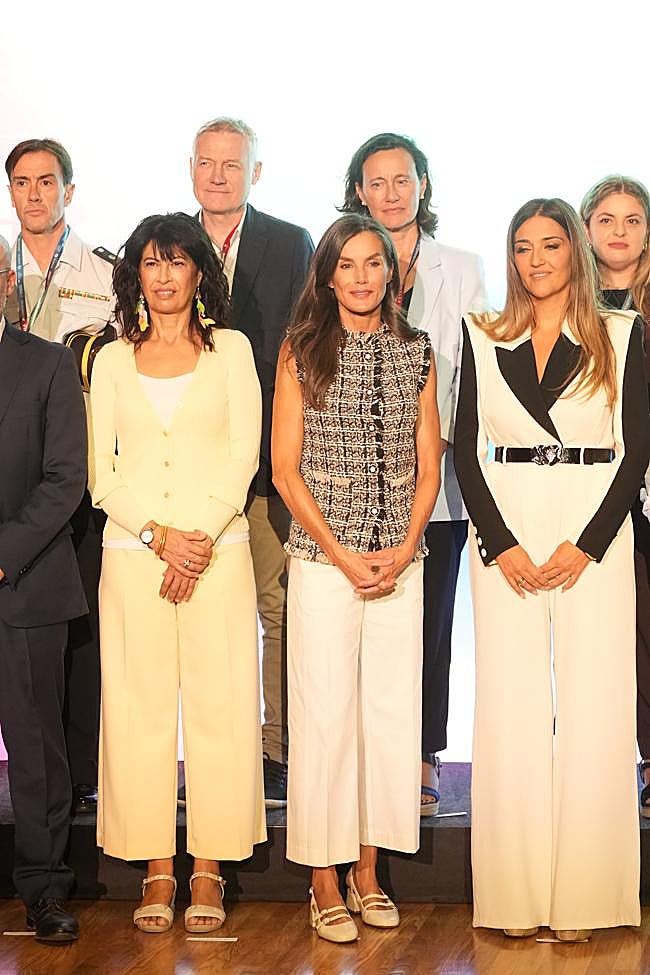 La reina Letizia con pantalones blancos.