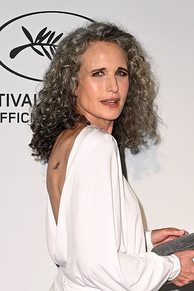 Andie Macdowell con pelo shag rizado.