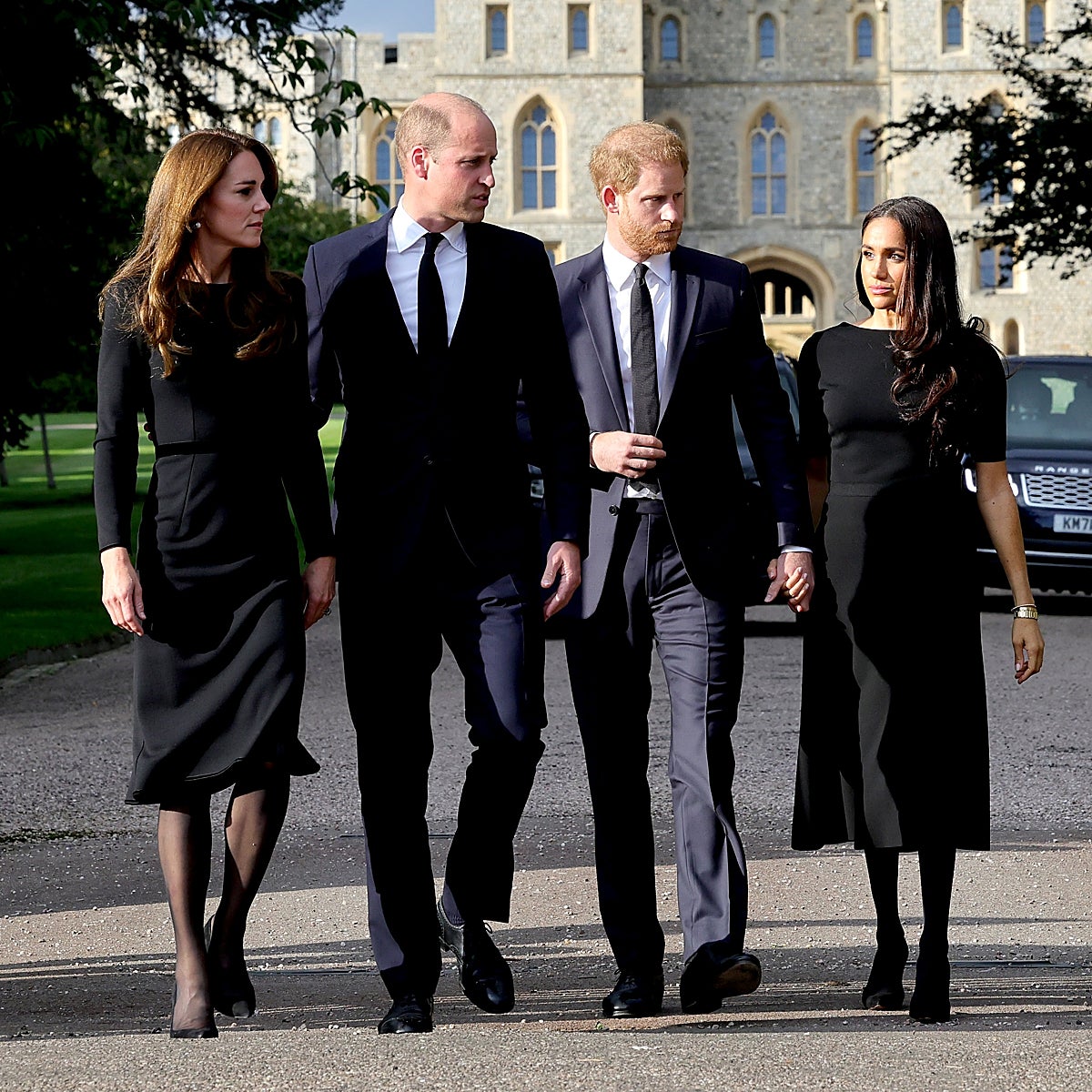 Los Gales y los Sussex en su famoso paseo conjunto en 2022 tras morir Isabel II.