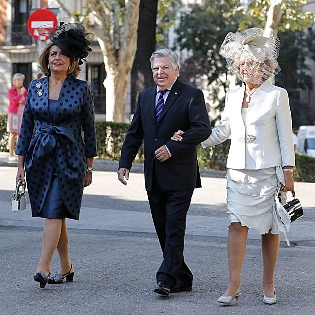 Las hermanas Cobo, Carmen e Isabel, junto a Manuel de la Lastra, marqués de Benamejí.