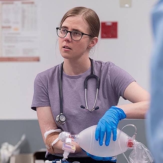 Taylor Dearden como la doctora residente Melissa King, en una imagen de The Pitt.