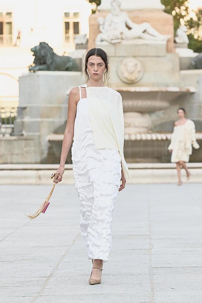 Look de Juan Duyos que integra el dispositivo de glo™* como un accesorio de lujo. (* +18. Producto no exento de riesgos y al usarse con sticks proporciona nicotina, una sustancia adictiva).