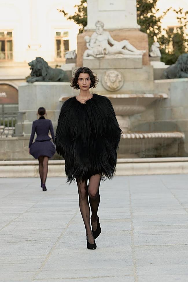 Look de Juan Duyos que integra el dispositivo de glo™* como un accesorio de lujo. (* +18. Producto no exento de riesgos y al usarse con sticks proporciona nicotina, una sustancia adictiva).