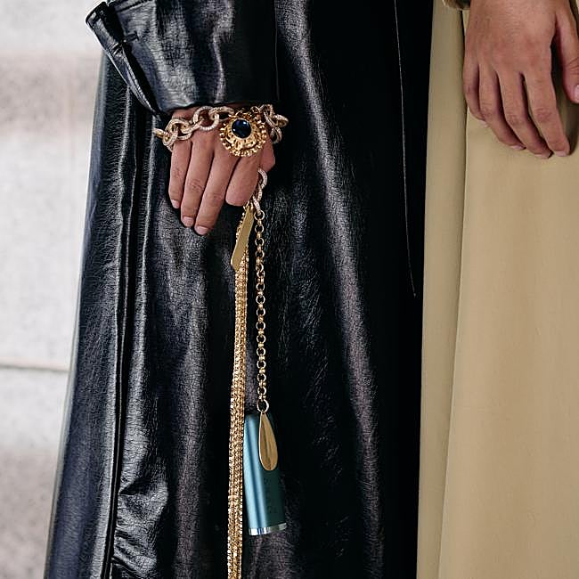 Duyos convirtió los dispositivos de glo™* en joyas de lujo para sus looks del desfile inaugural (*Producto no exento de riesgos y al usarse con sticks proporciona nicotina, una sustancia adictiva).