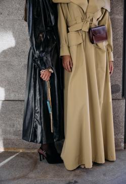 Imagen secundaria 2 - Modelos luciendo los diferentes bolsos de la colaboración entre Lombali y Clinique. 