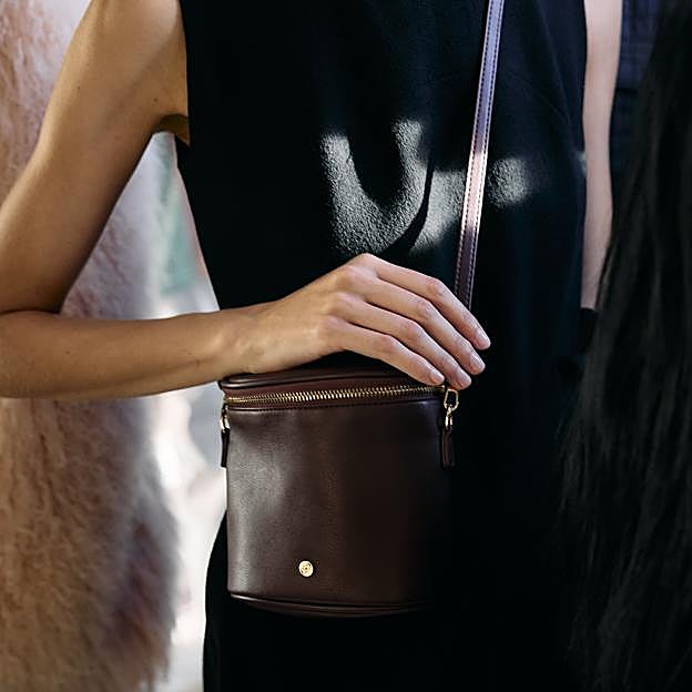 Imagen principal - Modelos luciendo los diferentes bolsos de la colaboración entre Lombali y Clinique. 