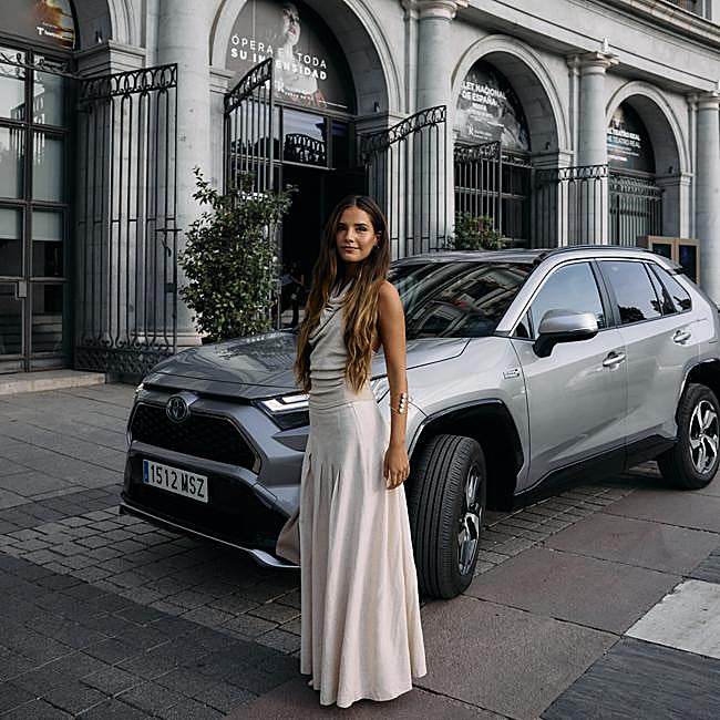 La influencer Mada Mariño llegó al desfile en uno de los coches que Toyota puso a su disposición en el evento inaugural de Madrid es Moda.