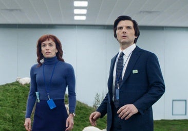 Britt Lower y Adam Scott en una imagen de Separación, la serie con más nominaciones en la edición de 2025 de los Emmys.