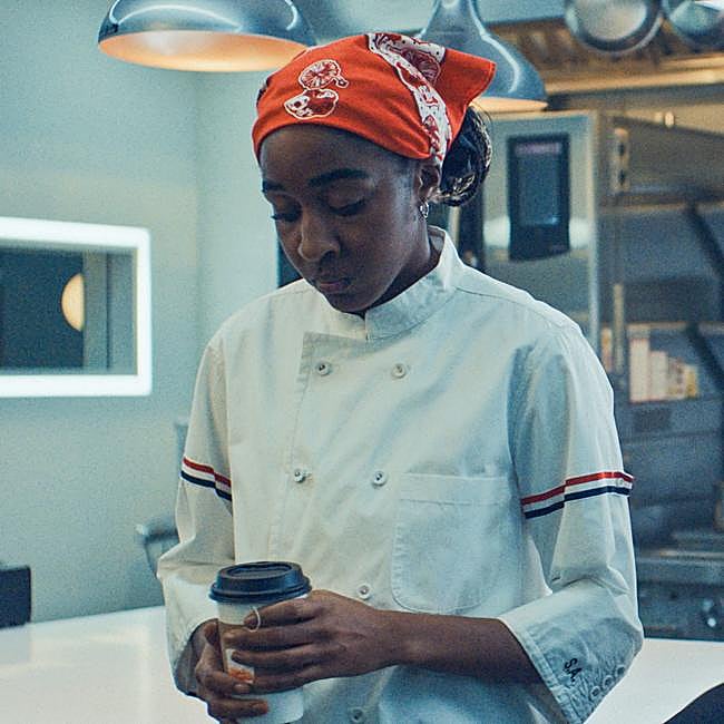 Ayo Edibiri en una imagen de la tercera temporada de The Bear, por la que ha sido nominada al Emmy a Mejor Actriz Dramática y Mejor Dirección de Drama.
