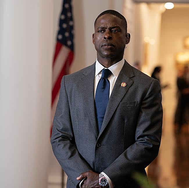 Sterling K. Brown en una imagen de Paradise, un trabajo por el que ha conseguido su undécima nominación a un Emmy con la que podría lograr el tercero de su carrera.
