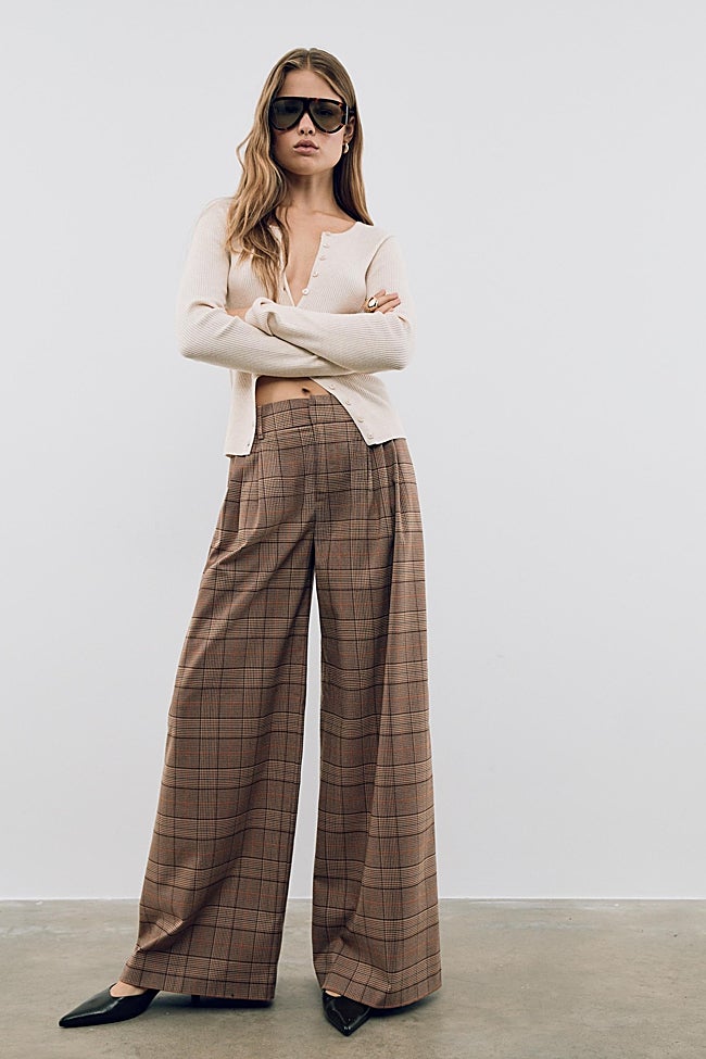 Pantalón con estampado de cuadros de Stradivarius (29,99 euros)