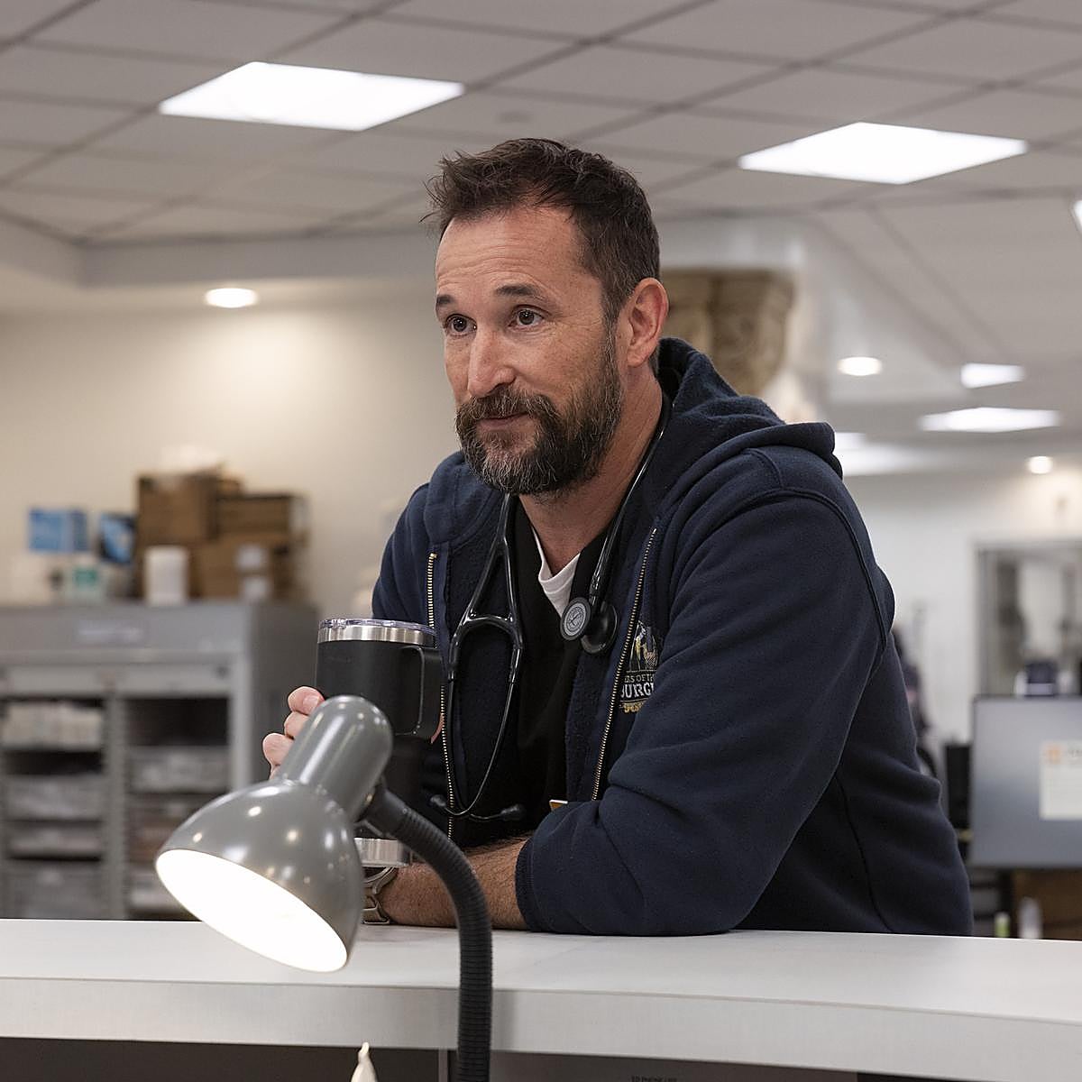 Noah Wyle en una imagen de The Pitt, el drama médico que protagoniza y del que es productor ejecutivo, guionista y protagonista.