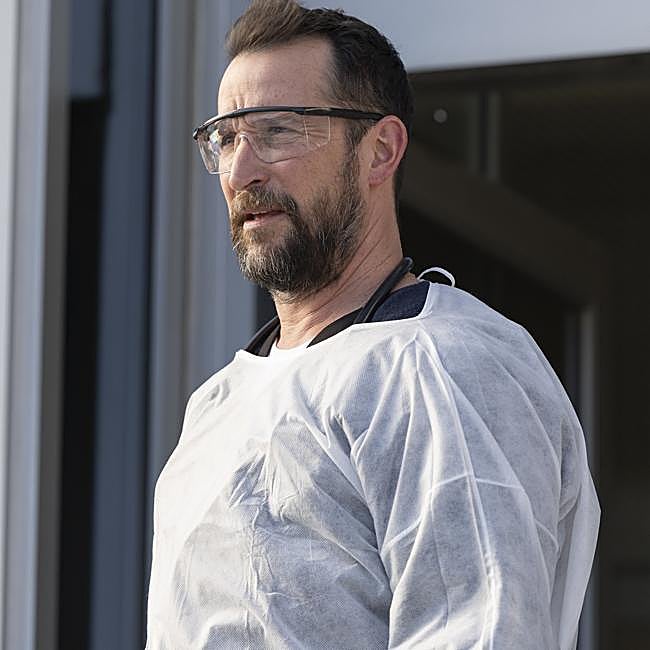 Noah Wyle en una secuencia de la serie The Pitt, que protagoniza y de la que también es guionista y productor ejecutivo.