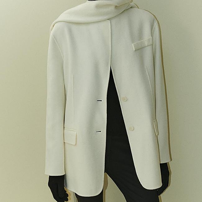 Americana de lana con bufanda, 199 euros.