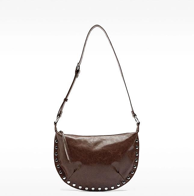 Bolso marrón con tachuelas de Parfois, 22,99 euros.