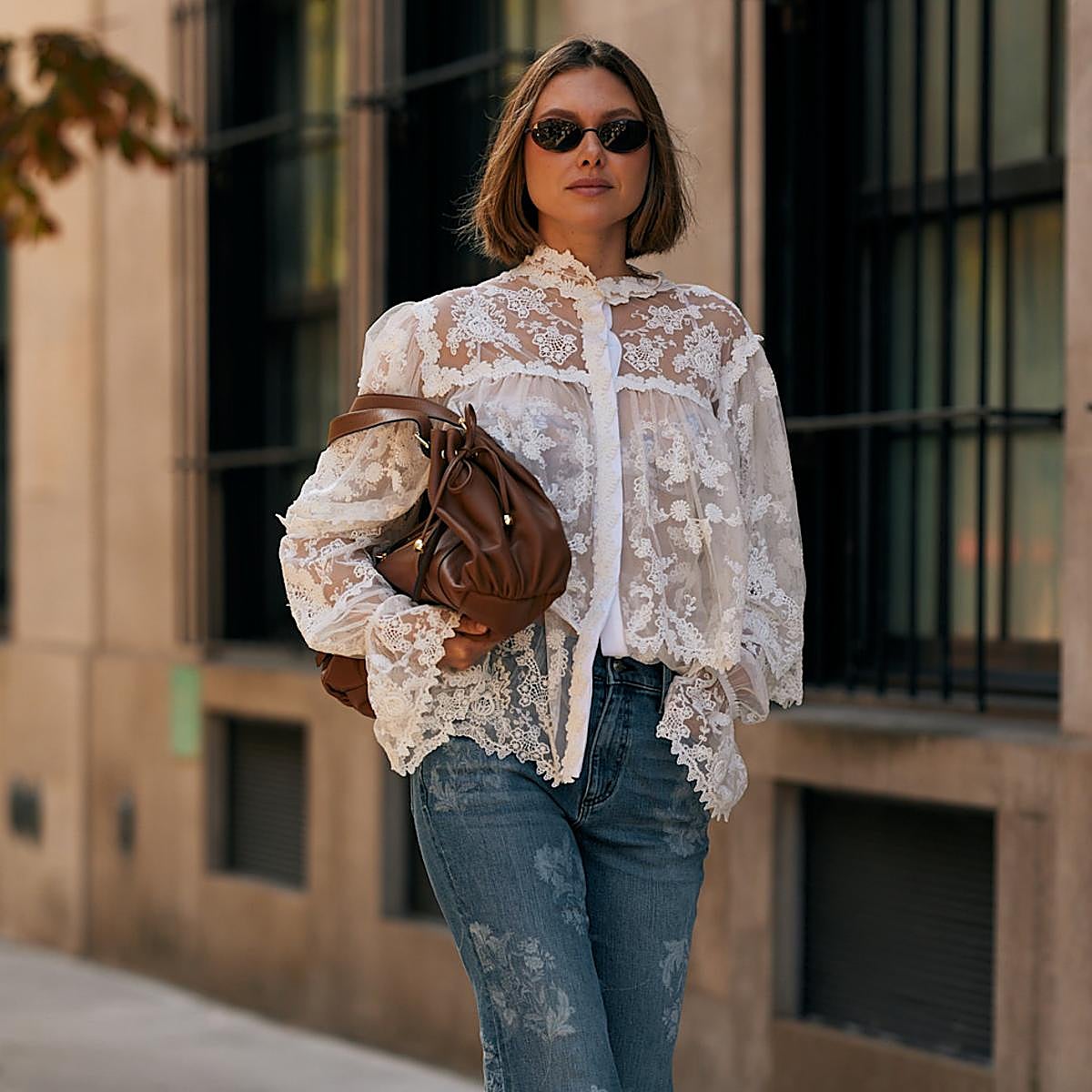 El bolso de hombro es el favorito del otoño: elegancia, versatilidad y estilo en un solo accesorio.