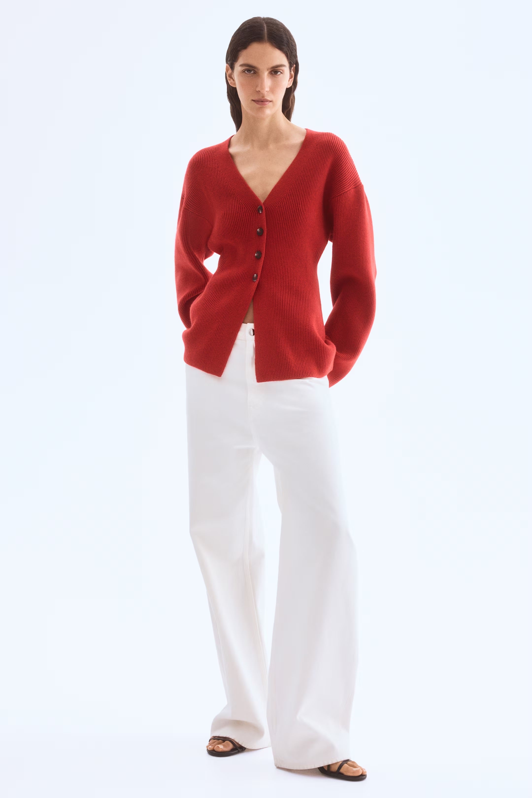 Cárdigan rojo de H&M.