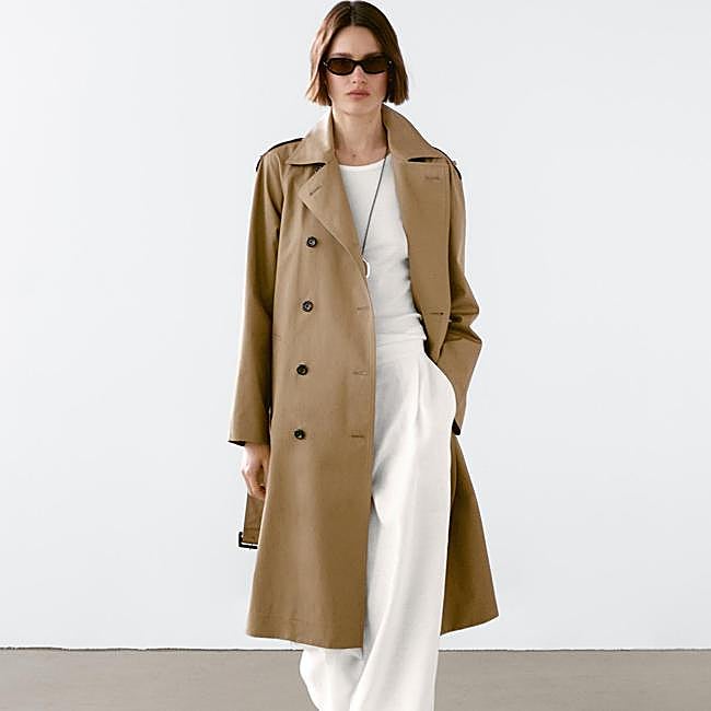 Gabardina con hombreras de Massimo Dutti, 179,99 euros.