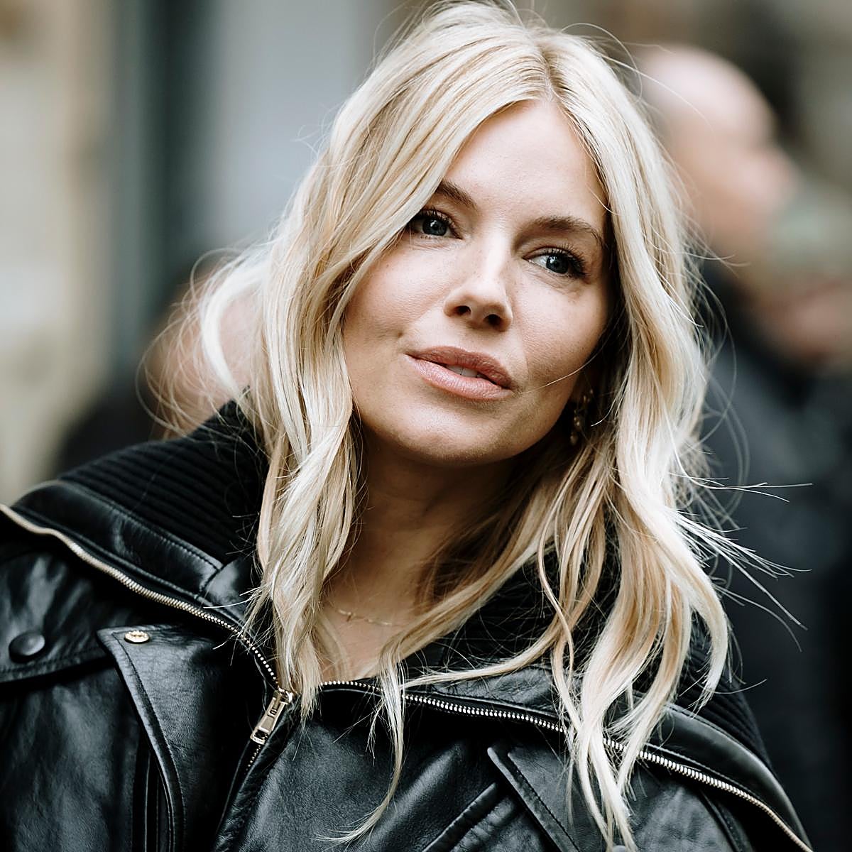 Claudia Bernárdez, dermatóloga y tricóloga: «Lavar el pelo con frecuencia no aumenta la grasa, sino que la mantiene a raya»