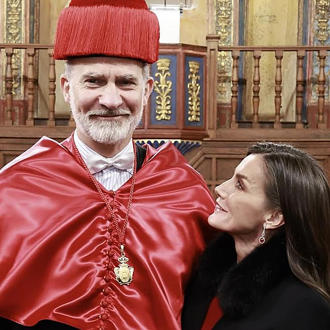 La reina Letizia mira feliz al rey Felipe, tras su nombramiento como doctor 'honoris causa' por la Universidad de Alcalá.