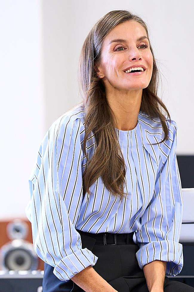 La reina Letizia, en un aula del colegio de infantil y primaria de Rincón de Soto, en La Rioja.