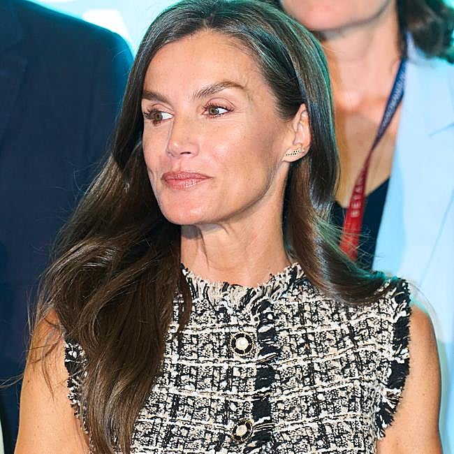 La reina Letizia luce una piel luminosa.