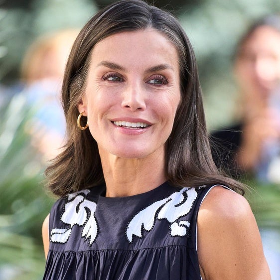 Vitamina C por la mañana y retinoides por la noche: así es la rutina de belleza de la reina Letizia