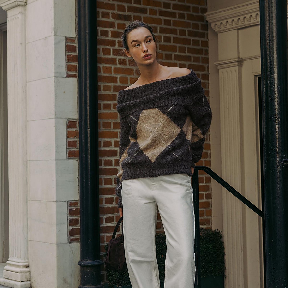 Vestidos midi con detalles especiales, bolsos de ante con cadena dorada, botas altas de color marrón y otras interesantes compras, que no puedes dejar escapar.