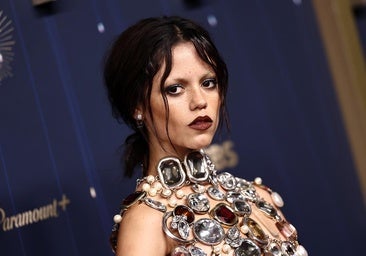 Jenna Ortega en la alfombra roja de los Premios Emmy 2025.