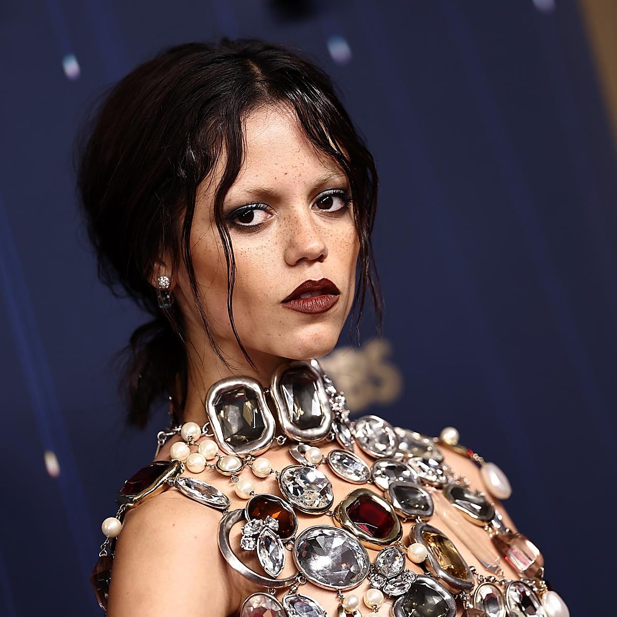 Jenna Ortega en la alfombra roja de los Premios Emmy 2025.