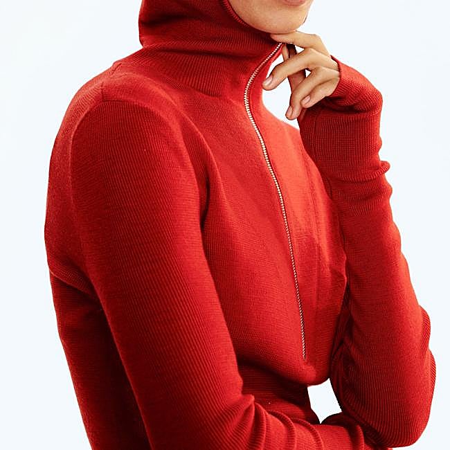 Jersey rojo con capucha, 69,99 euros.