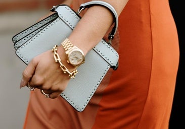 Un reloj clásico es el accesorio que no falta en el armario de una mujer elegante.