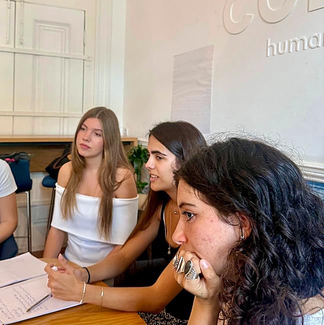 La infanta Sofía con top con escote bardot en su inicio de curso académico en Lisboa.