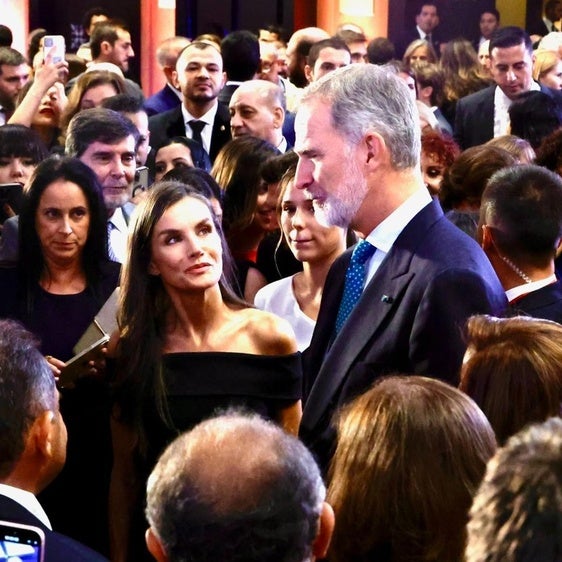El primer look espectacular de la reina Letizia en Egipto: sorprende con un vestido negro de escote bardot