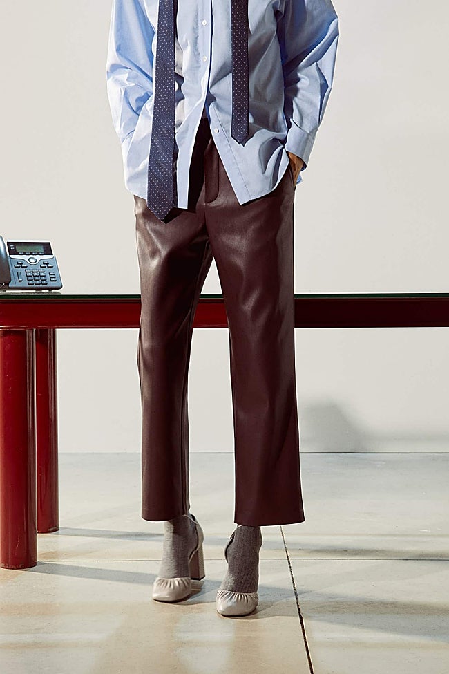 Pantalones efecto piel de Sfera (39,99 euros)