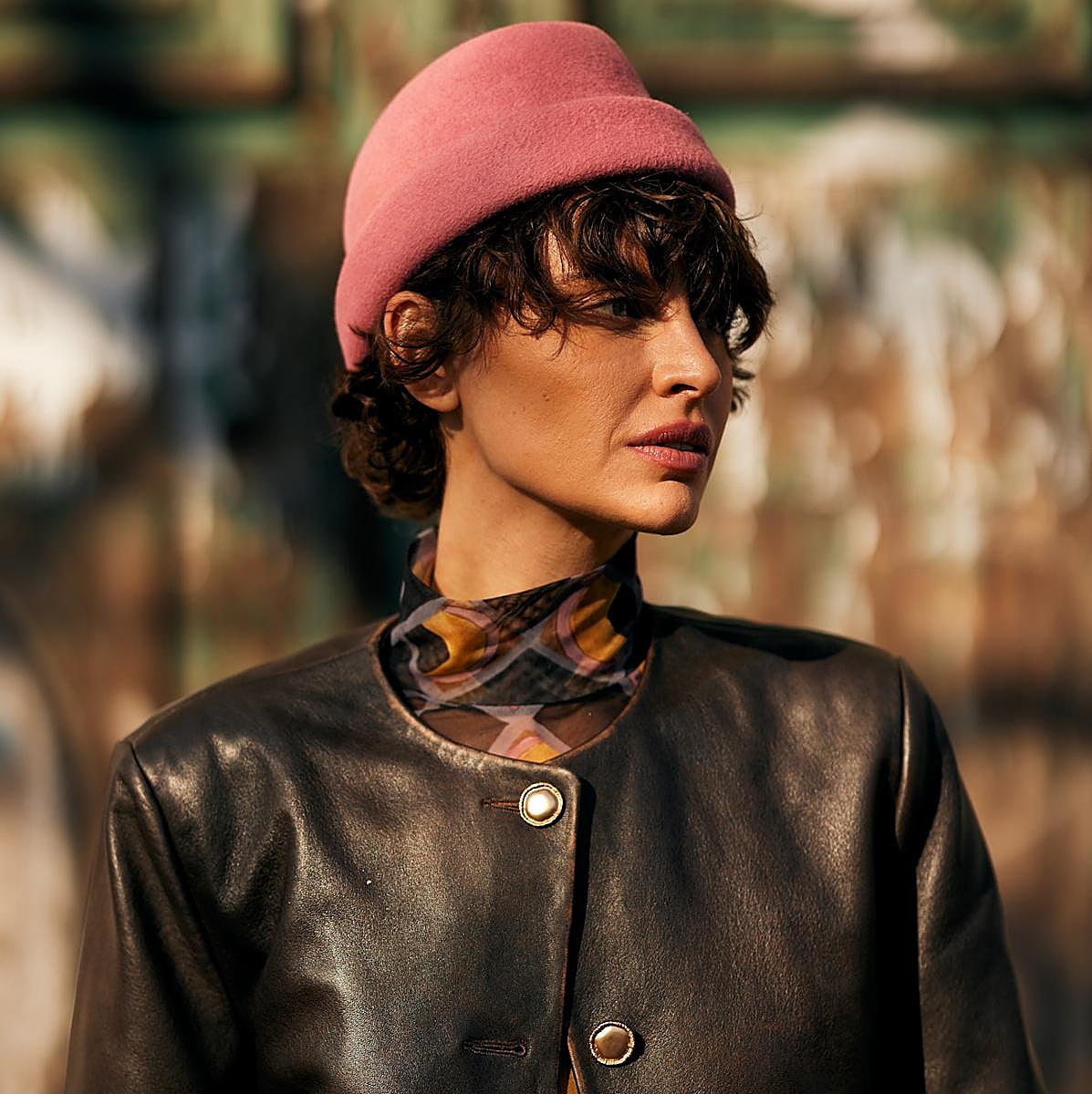 Mujer con look de otoño con sombrero