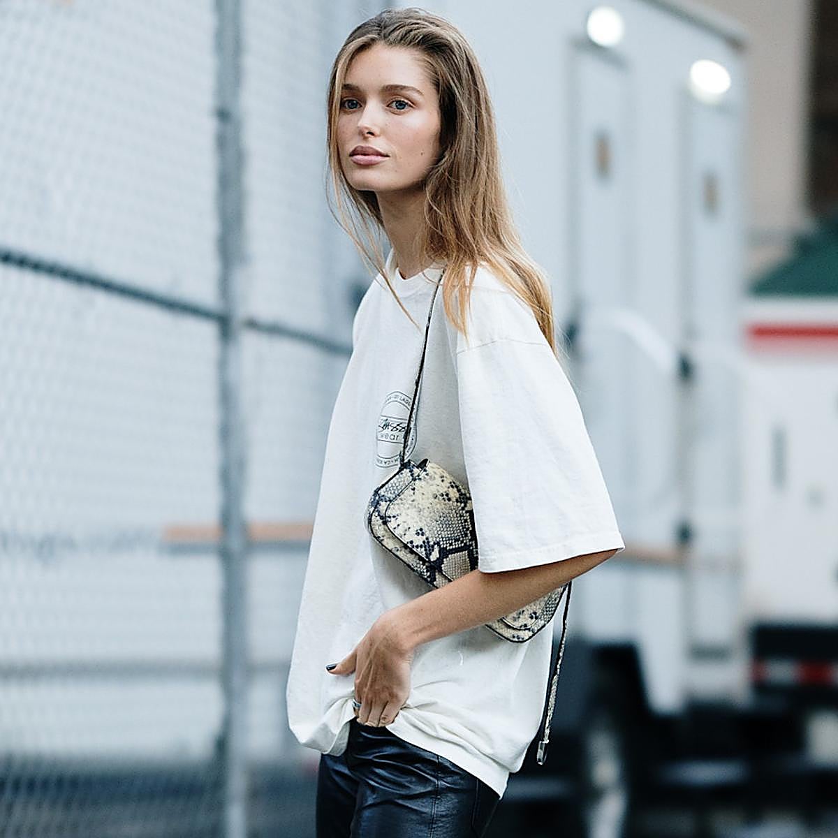 Mujer con camiseta básica